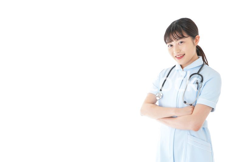 腕を組む若い看護師