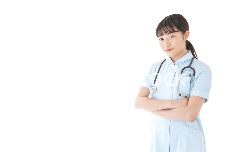腕を組む若い看護師