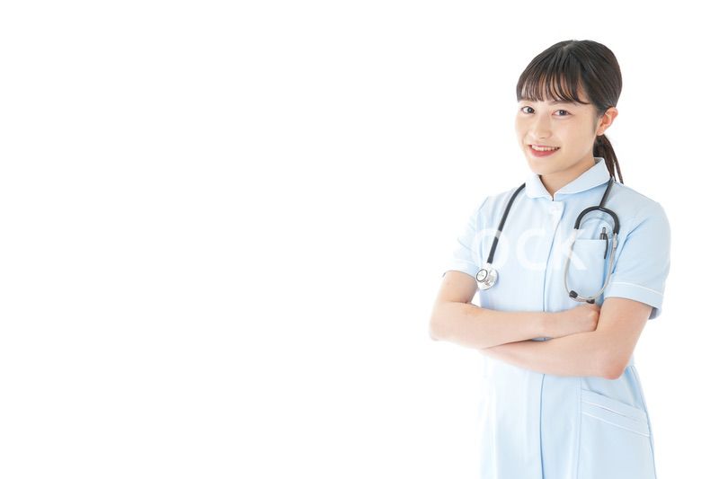 腕を組む若い看護師