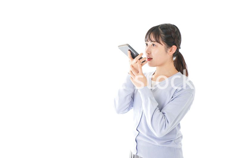 音声入力をする若い女性