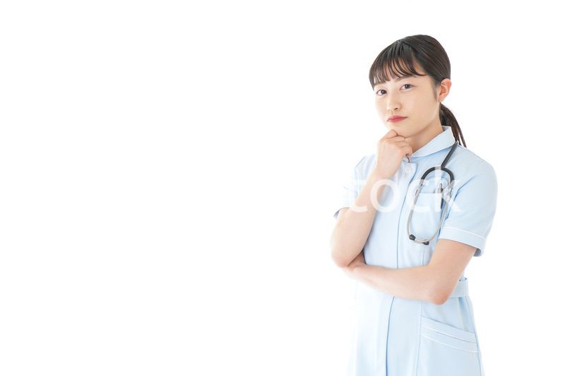 悩む若い看護師