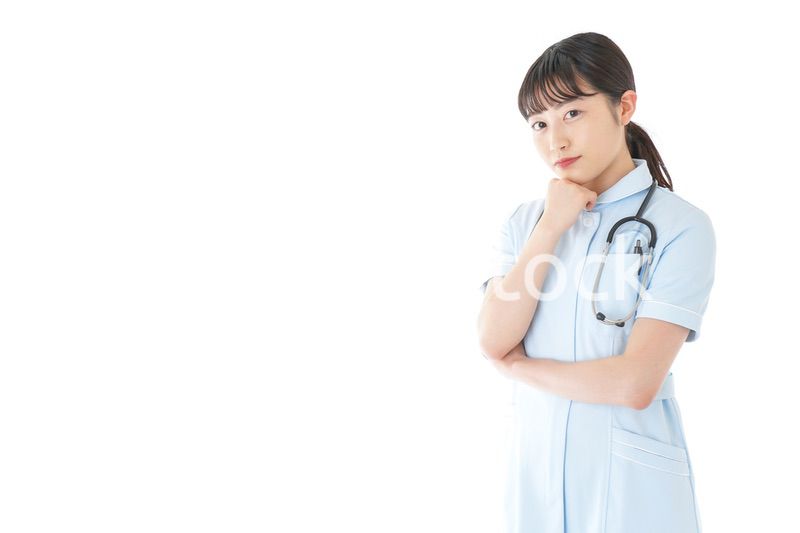 悩む若い看護師