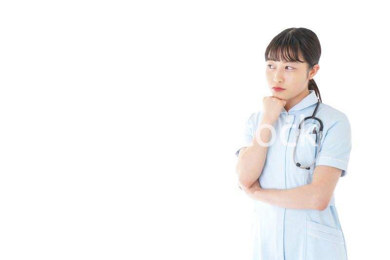 悩む若い看護師