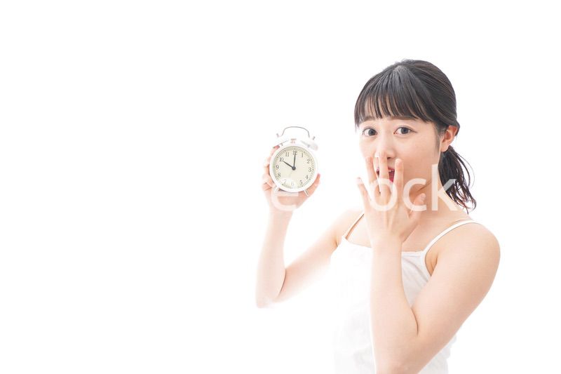 寝坊をする若い女性