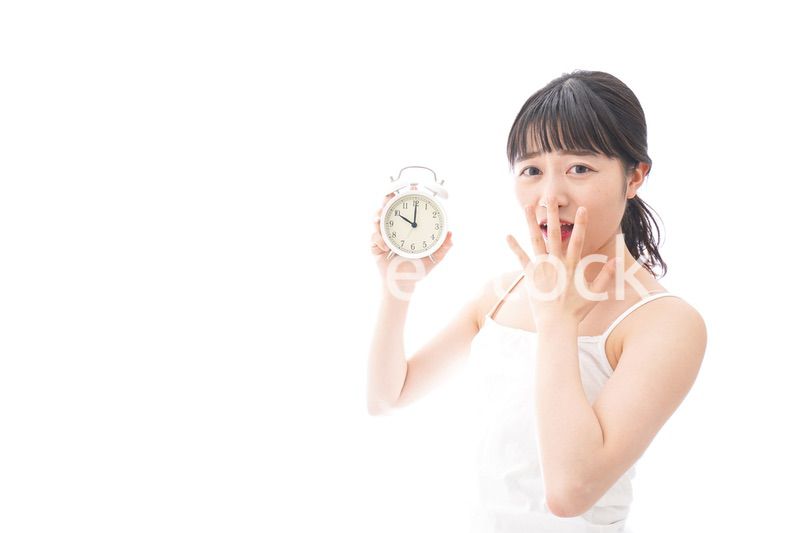 寝坊をする若い女性
