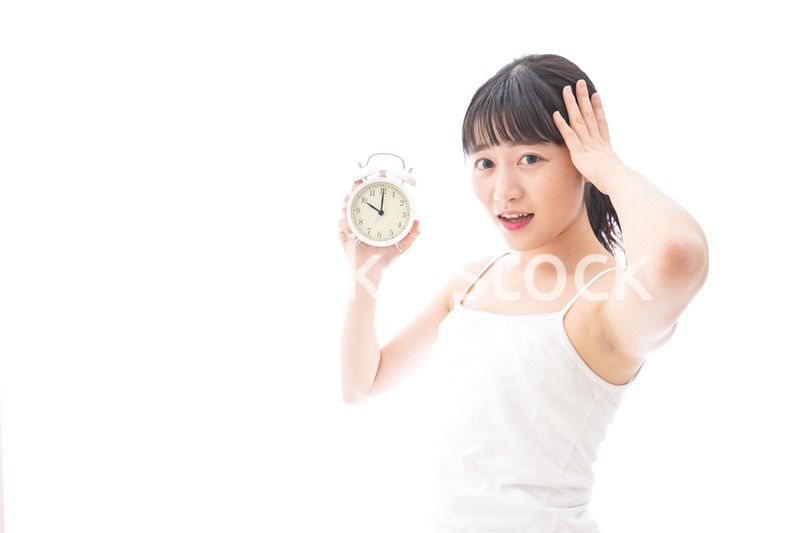 寝坊をする若い女性