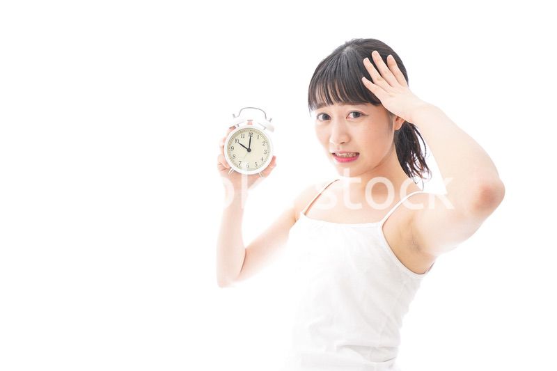 寝坊をする若い女性