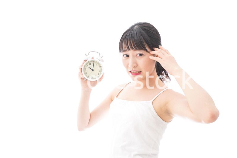 寝坊をする若い女性
