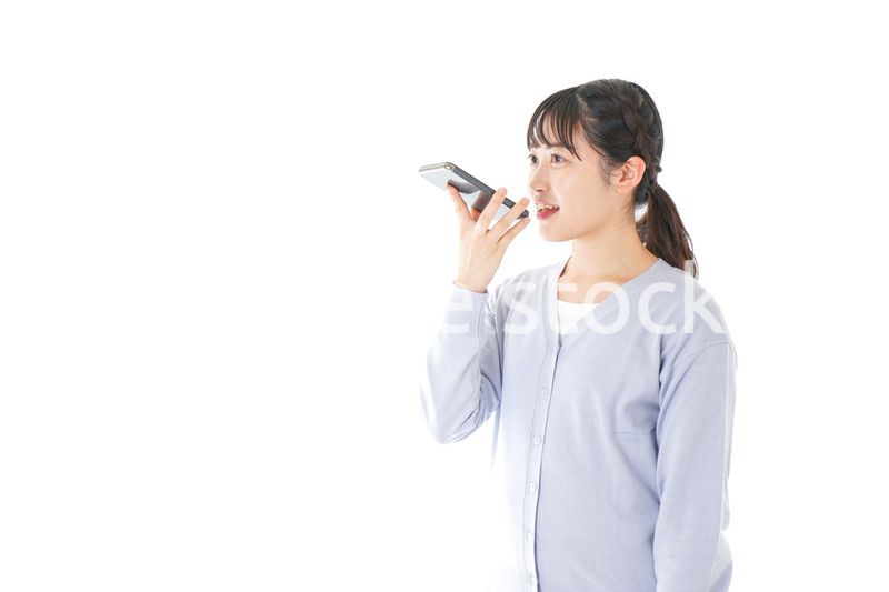 音声入力をする若い女性