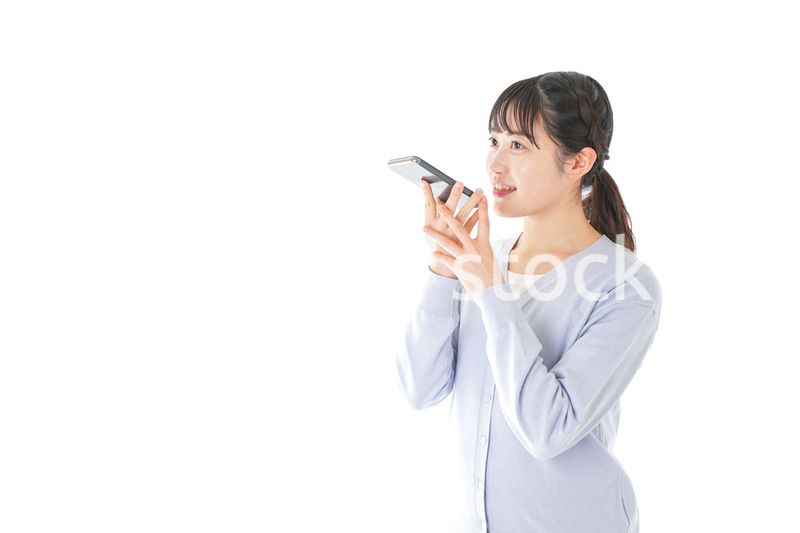 音声入力をする若い女性