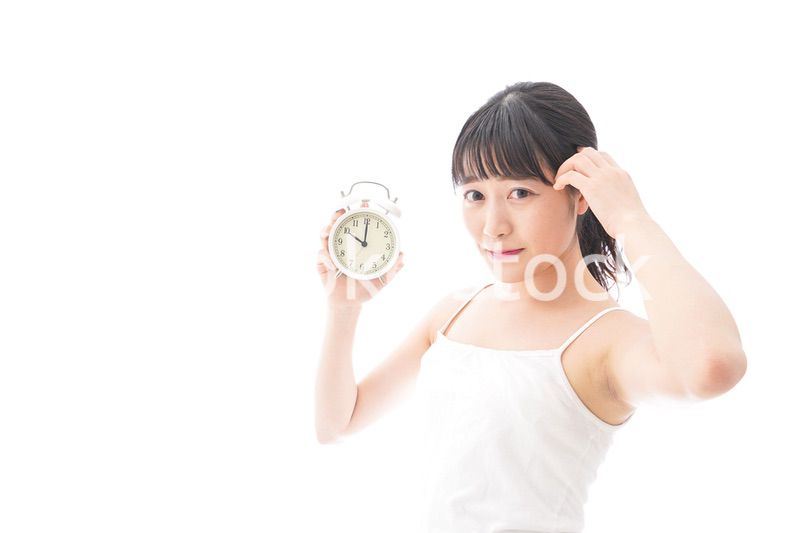 寝坊をする若い女性