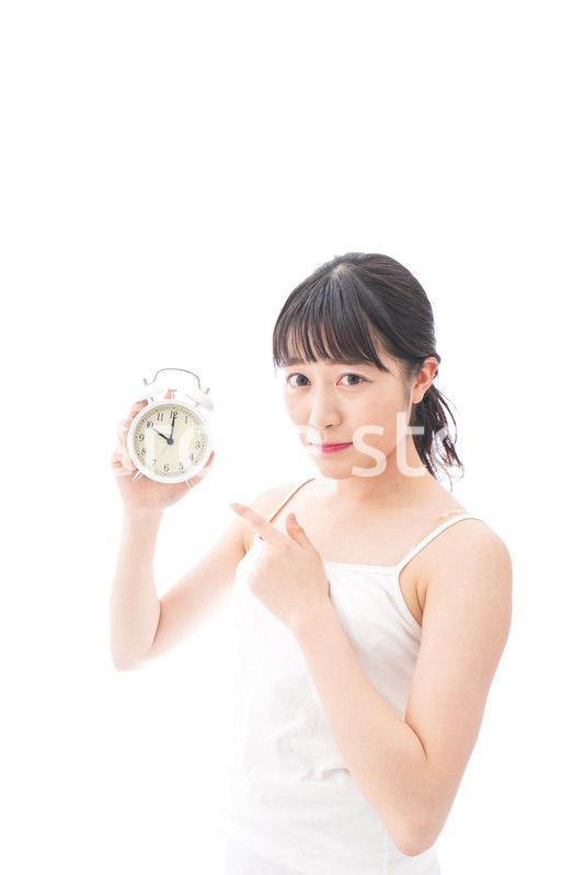 寝坊をする若い女性