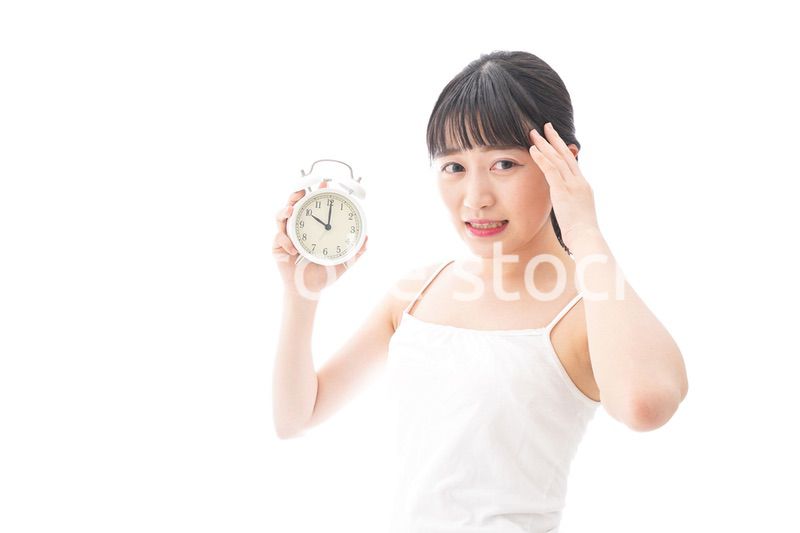 寝坊をする若い女性