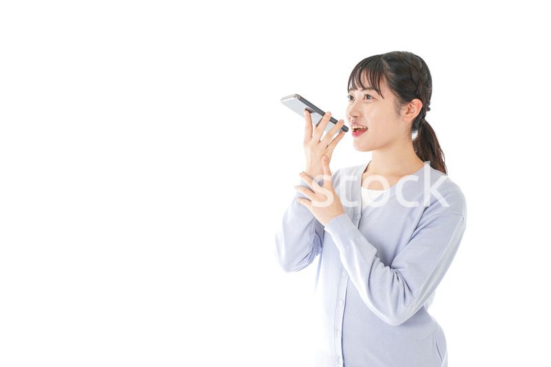 音声入力をする若い女性