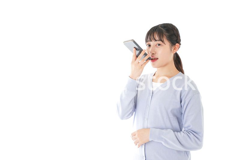 音声入力をする若い女性