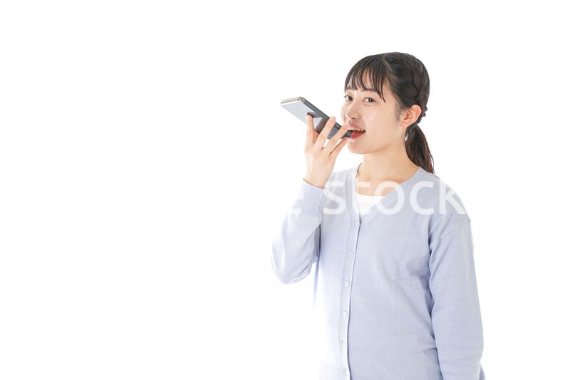 音声入力をする若い女性