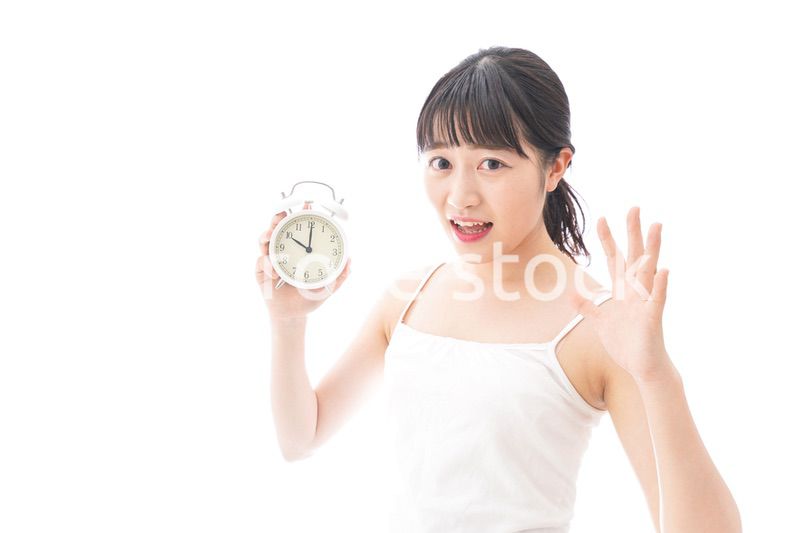 寝坊をする若い女性