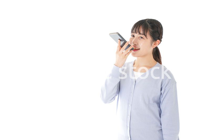 音声入力をする若い女性