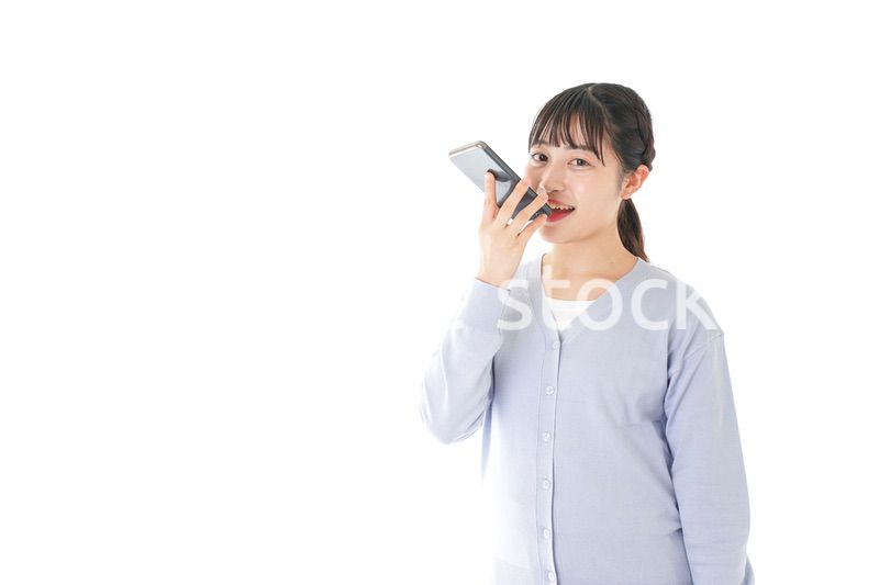 音声入力をする若い女性