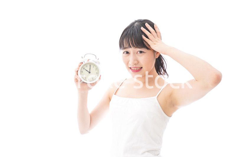 寝坊をする若い女性