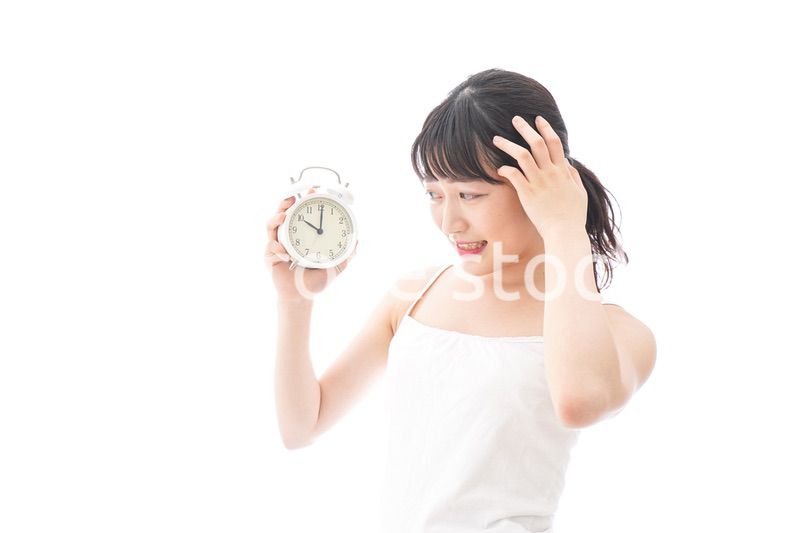 寝坊をする若い女性