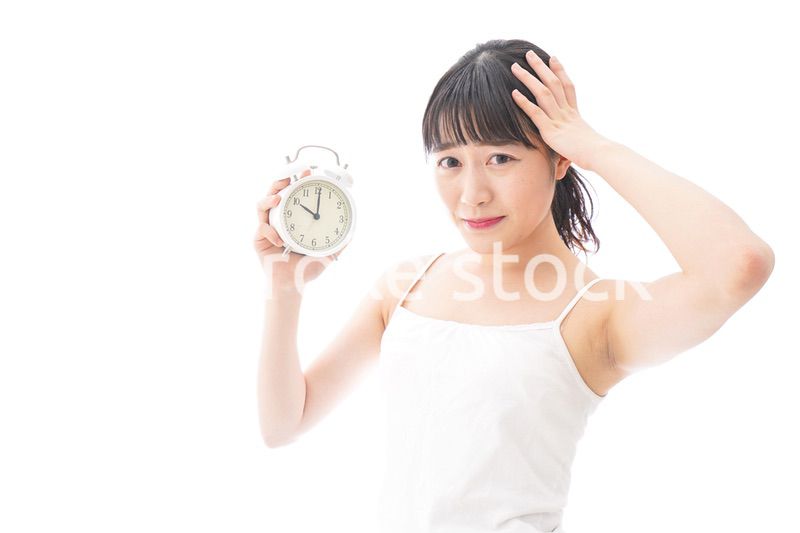 寝坊をする若い女性