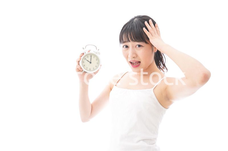 寝坊をする若い女性