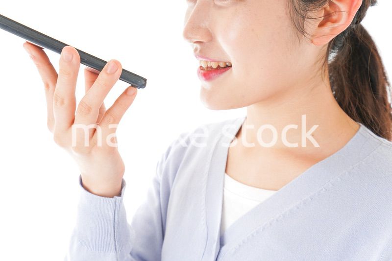 音声入力をする若い女性