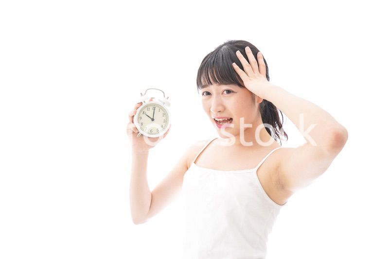 寝坊をする若い女性