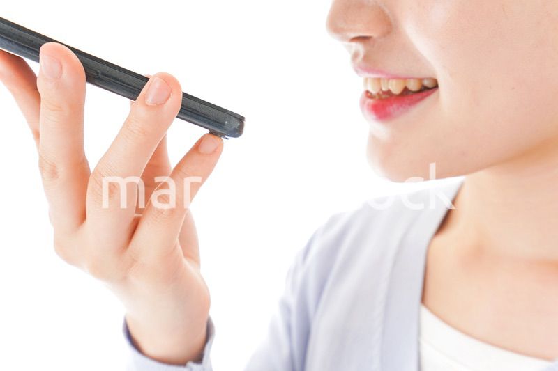 音声入力をする若い女性