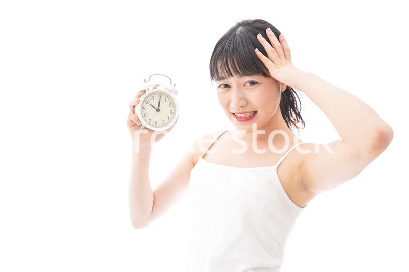 寝坊をする若い女性