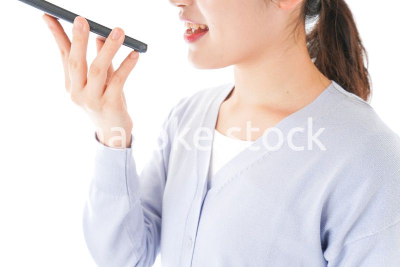 音声入力をする若い女性