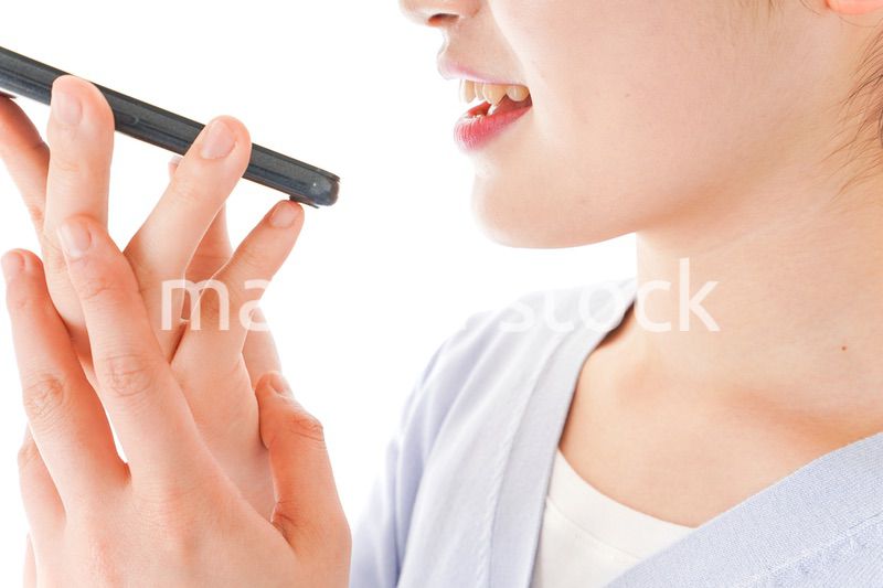 音声入力をする若い女性