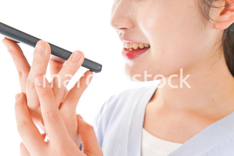 音声入力をする若い女性