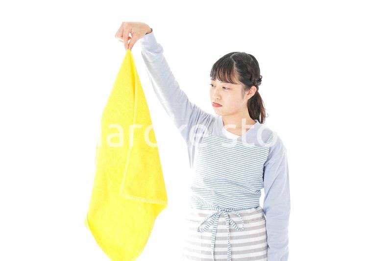 洗濯物を臭う若い女性