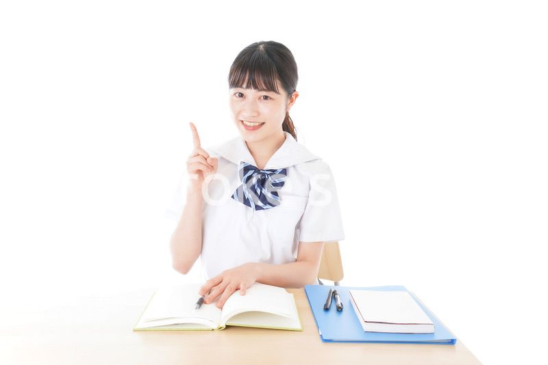 指を指す制服姿の女子学生