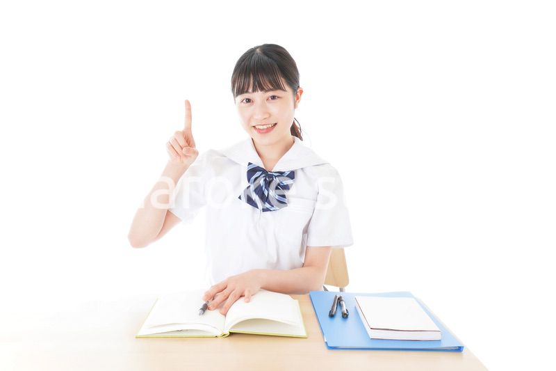 指を指す制服姿の女子学生