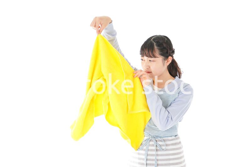 洗濯物を臭う若い女性