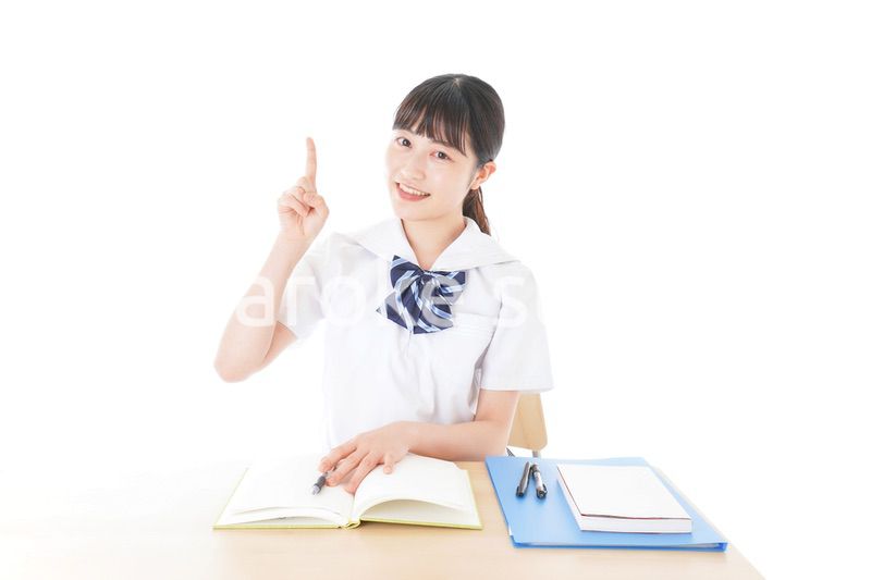 指を指す制服姿の女子学生