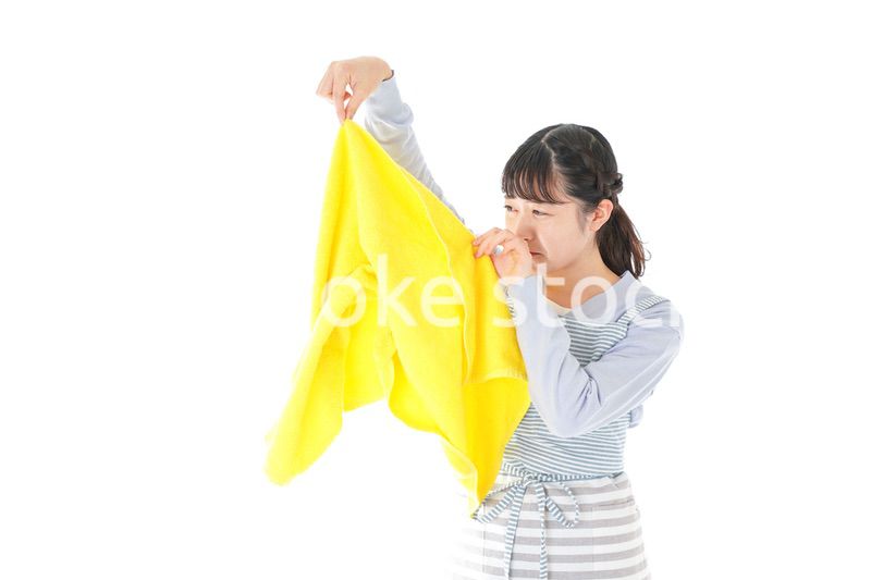 洗濯物を臭う若い女性
