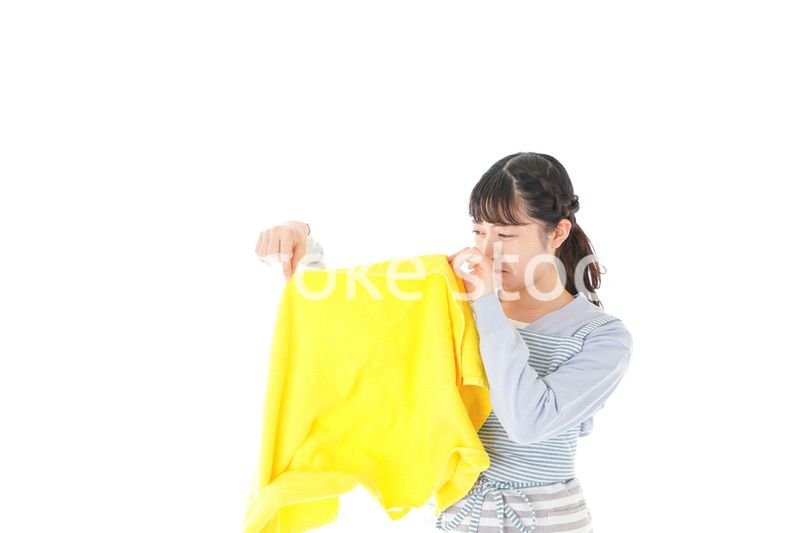 洗濯物を臭う若い女性