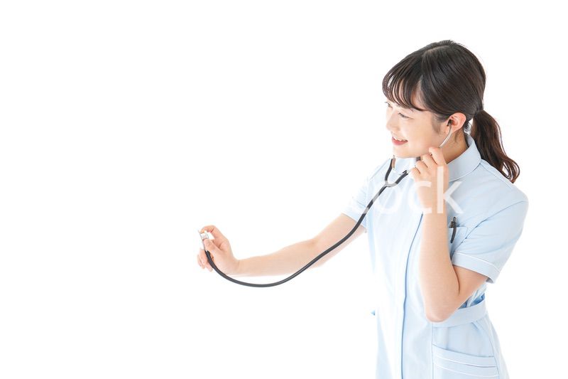 診察をするナース
