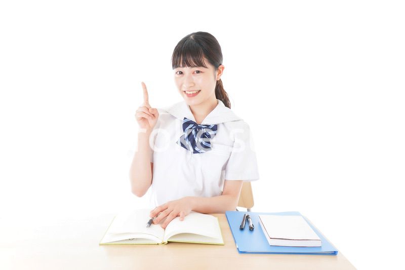 指を指す制服姿の女子学生