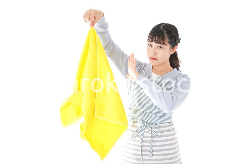 洗濯物を臭う若い女性