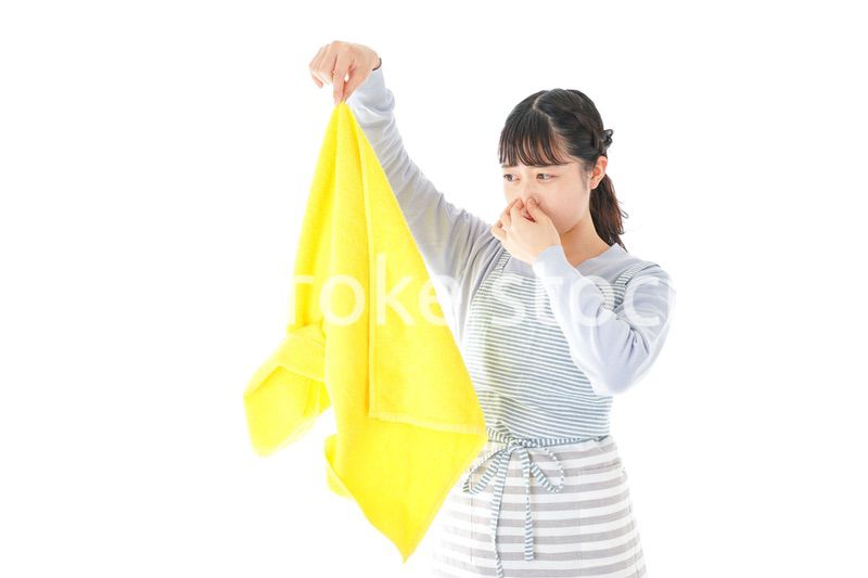 洗濯物を臭う若い女性