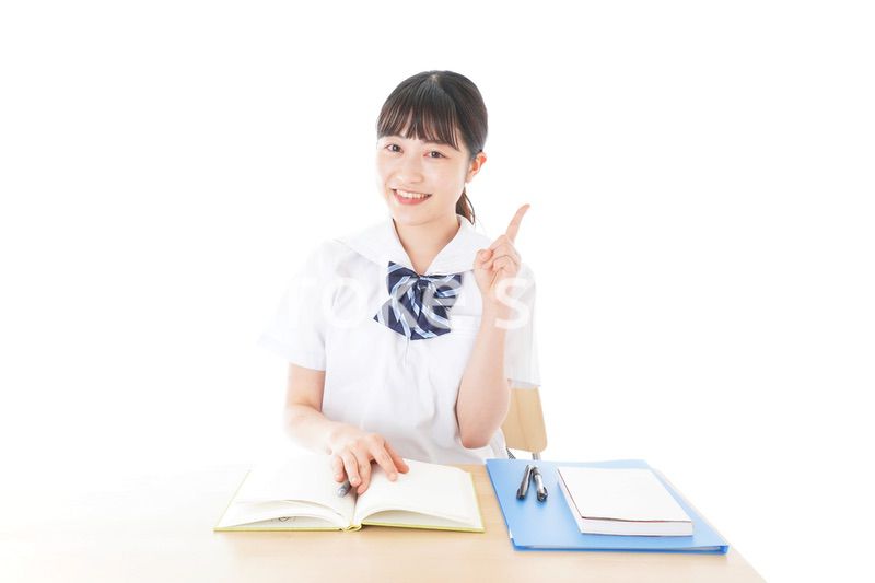 指を指す制服姿の女子学生