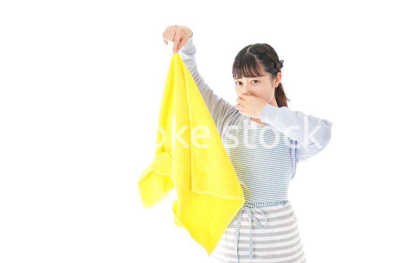 洗濯物を臭う若い女性