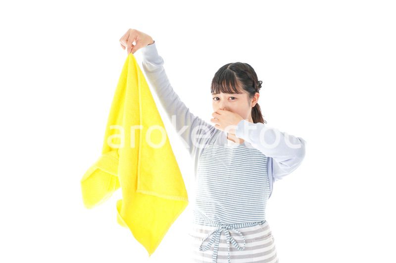 洗濯物を臭う若い女性