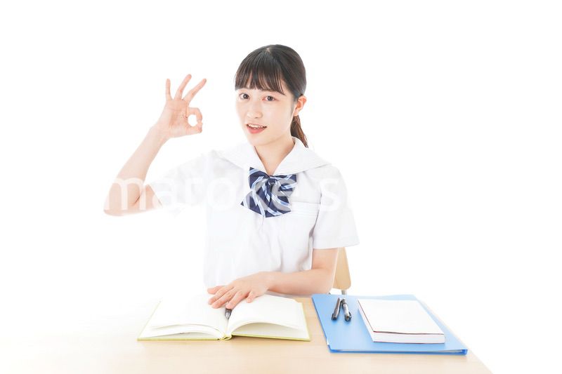 グッドサインをする笑顔の女子学生