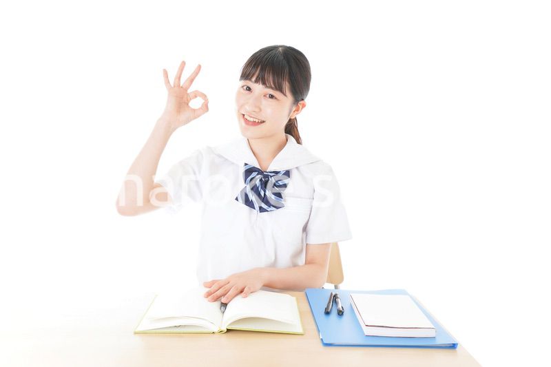 グッドサインをする笑顔の女子学生